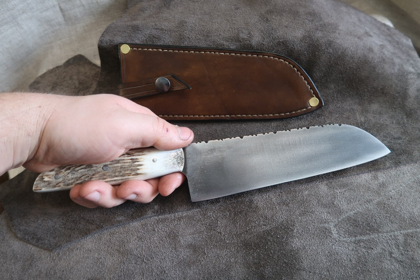 La Flamme Provençale, forgeron coutelier, artisan, couteau forgé bois-de-cers pendentif-