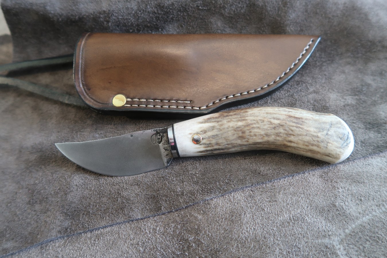 La Flamme Provençale, forgeron coutelier, artisan, couteau forgé bois-de-cers pendentif-