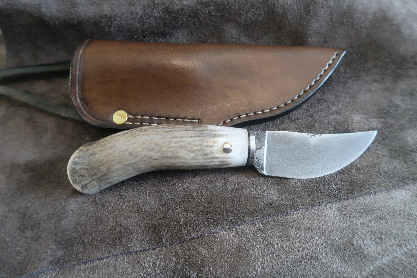 La Flamme Provençale, forgeron coutelier, artisan, couteau forgé bois-de-cers pendentif-