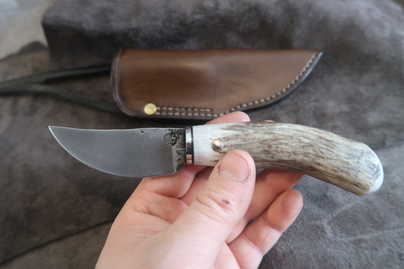 La Flamme Provençale, forgeron coutelier, artisan, couteau forgé bois-de-cers pendentif-