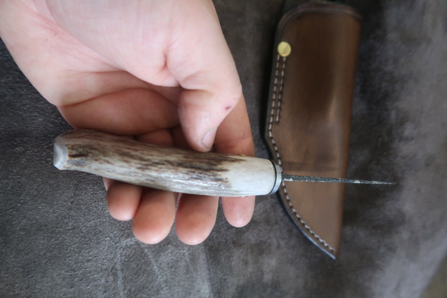 La Flamme Provençale, forgeron coutelier, artisan, couteau forgé bois-de-cers pendentif-